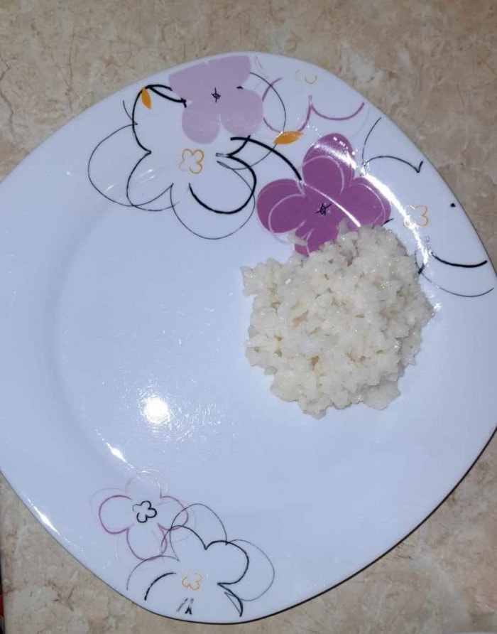 what 100 grams of cooked white rice looks like as a side dish in a regular large plate