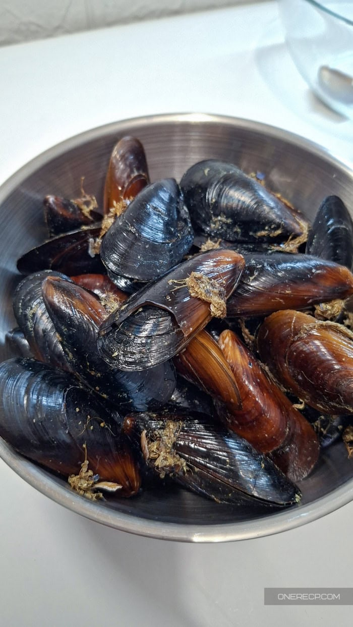 Broken mussel shell among intact mussels before cleaning