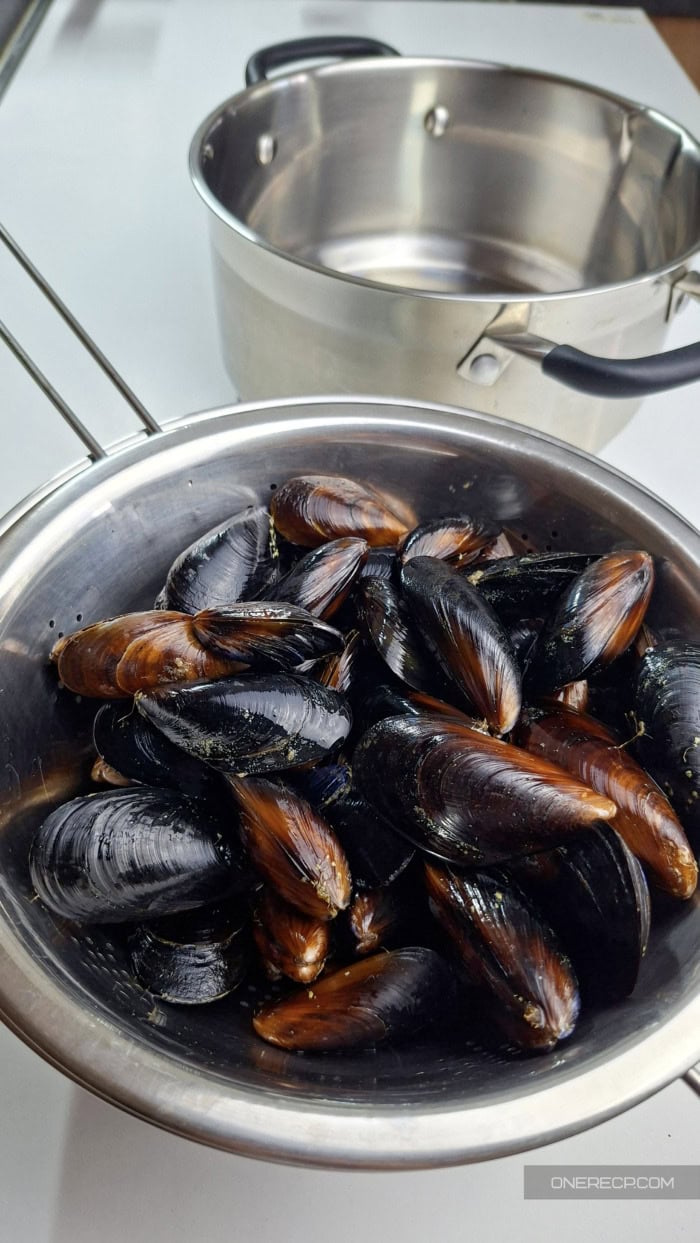 Cleaned mussels in a colander ready to go into the cooking pot