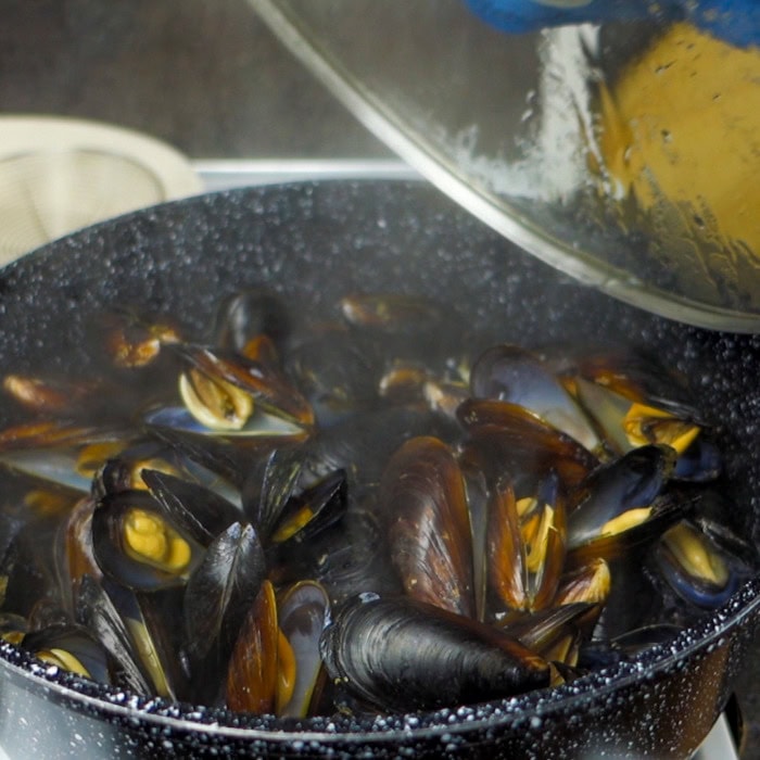 How to Cook Fresh Mussels: A Simple Stovetop Method