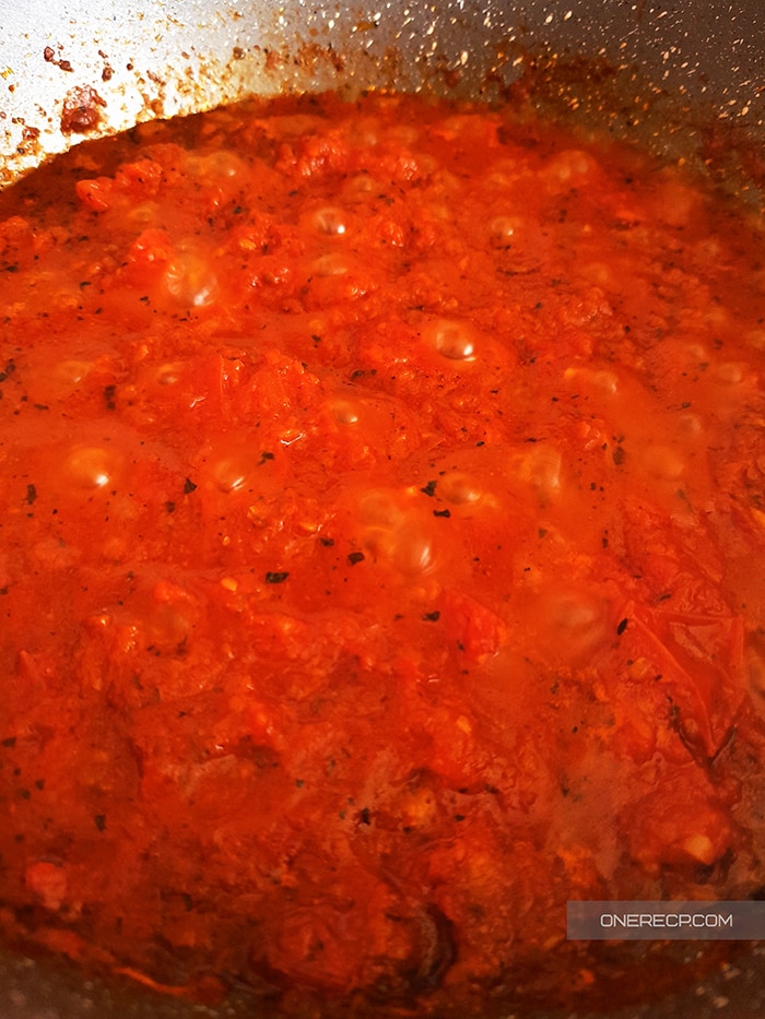 Cooking tomato sauce in a pan