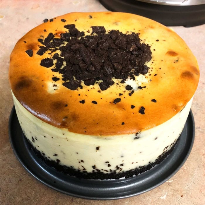 a whole oreo philadelphia cheesecake