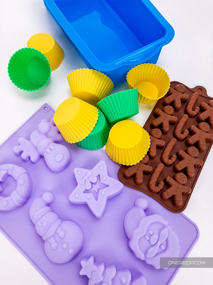 different kinds of silicon molds used for baking goods