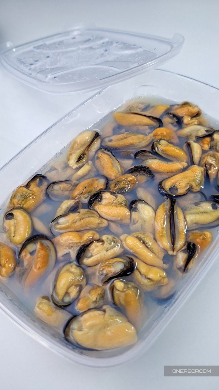 Cooked mussels thawed in their cooking broth after freezing
