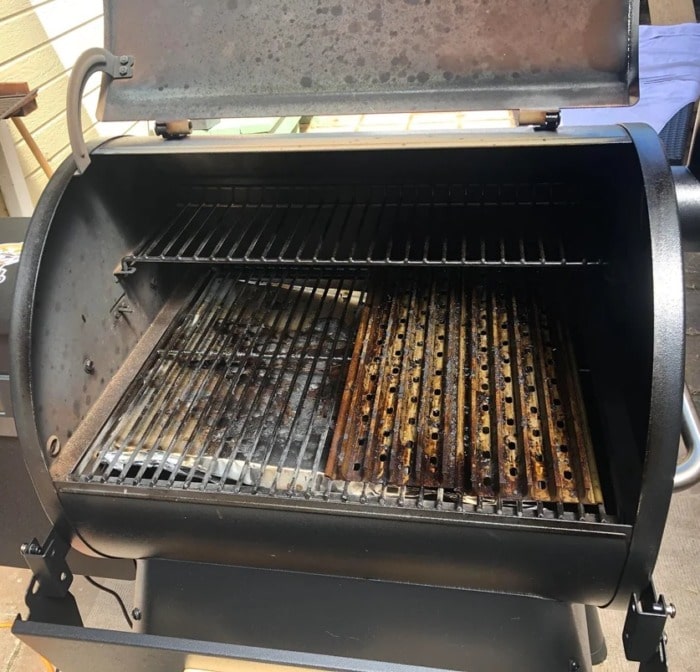 a traeger pellet grill with grill grates 